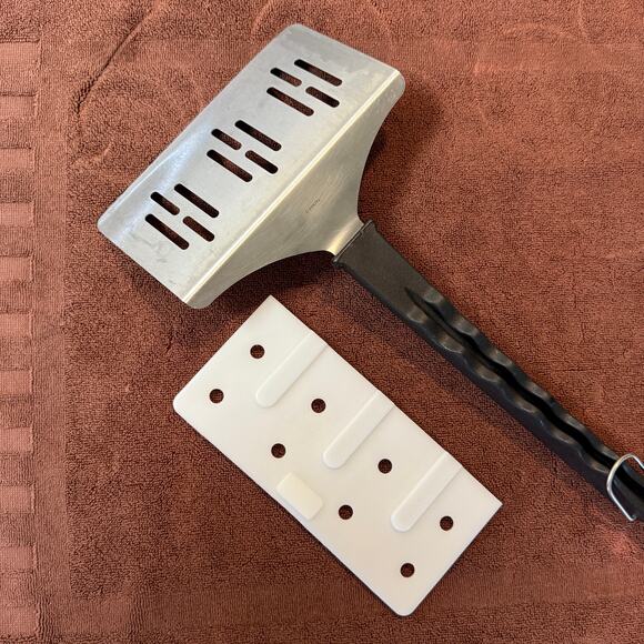 Pampered Chef grill spatula. 8 in. wide. Great for lifting grilled fish, veggies - Picture 2 of 5